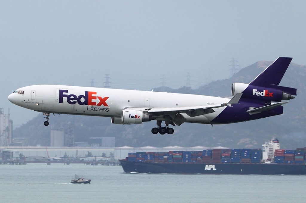 Logos Macroempresa, Avion con Logo de FEDEX